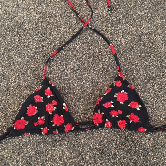 Black with red roses bikini top from Forever 21 - Picture 2 of 3